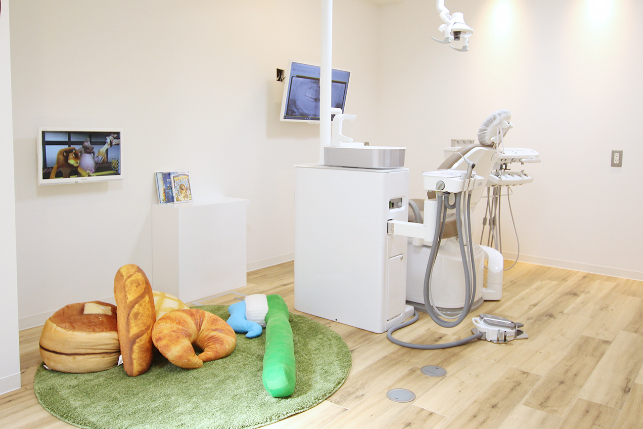 診療室とキッズスペースの写真